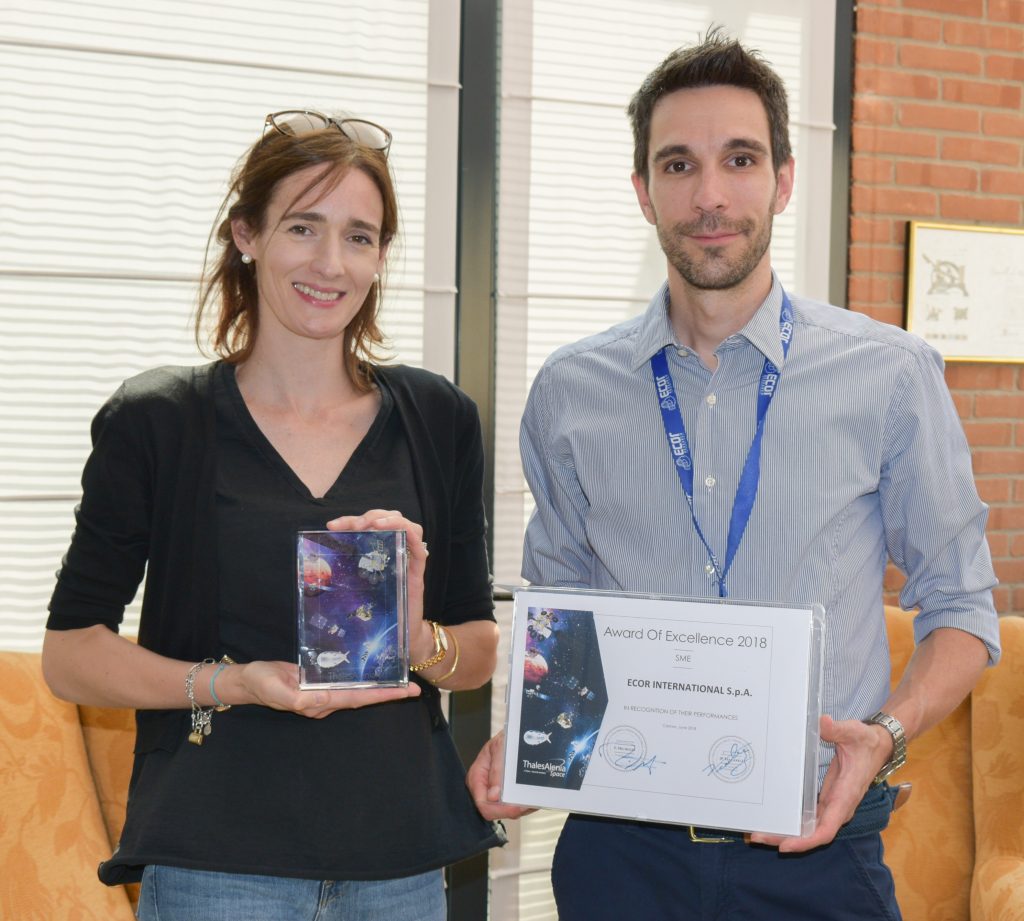 Chiara Lucietto, Business Director e Rinaldo Rigon, Product & Project Manager con il premio ricevuto da Thales Alenia Space.