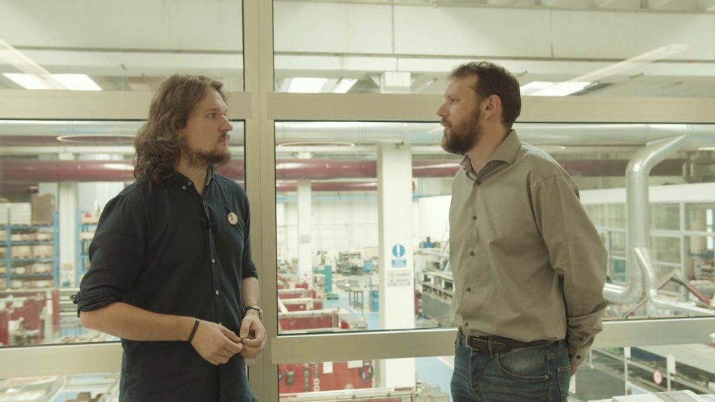 Un'intervista di Adrian Fartrade durante il video di Ecor International in cui viene spiegato come si realizzano componenti per veicoli spaziali