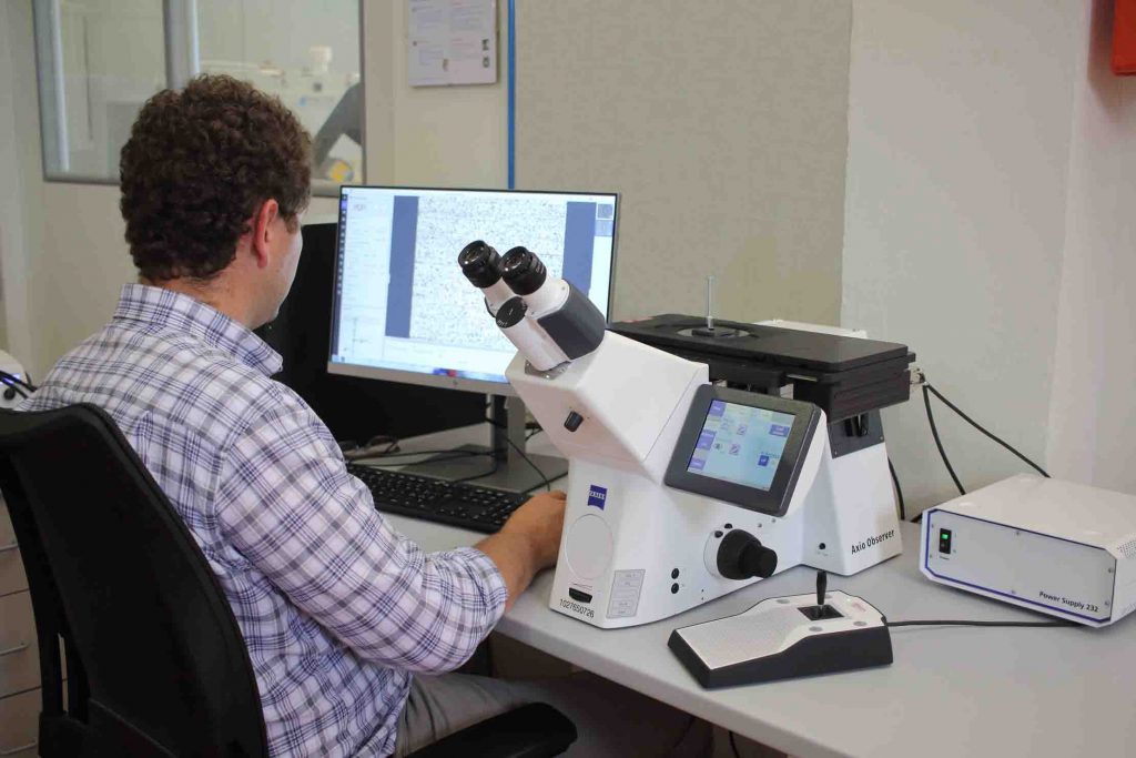 Il microscopio metallografico utilizzato per i testi sui rivestimenti antiusura